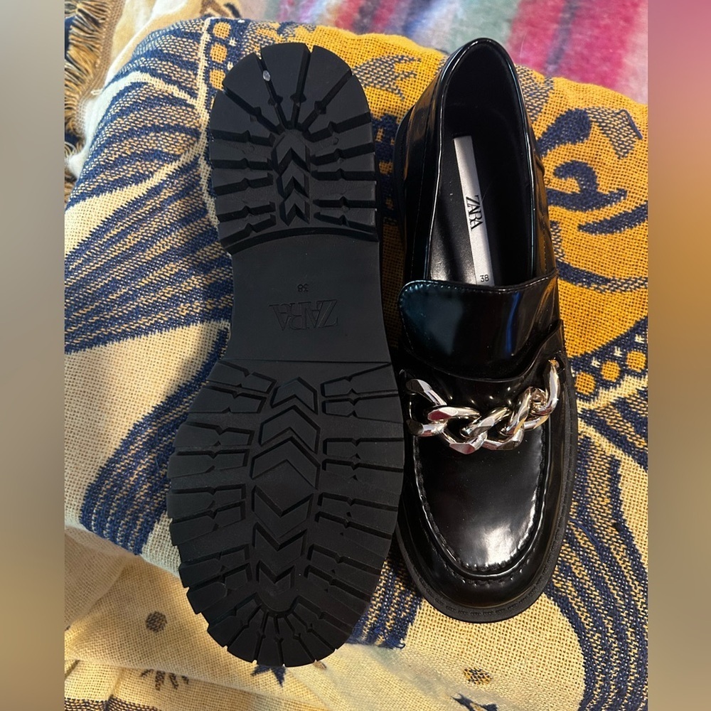 Zara Glossy Black Faux Patent Leather Loafers Gold Chain Lug Sole Size 7.5 (38) - Picture 6 of 7
